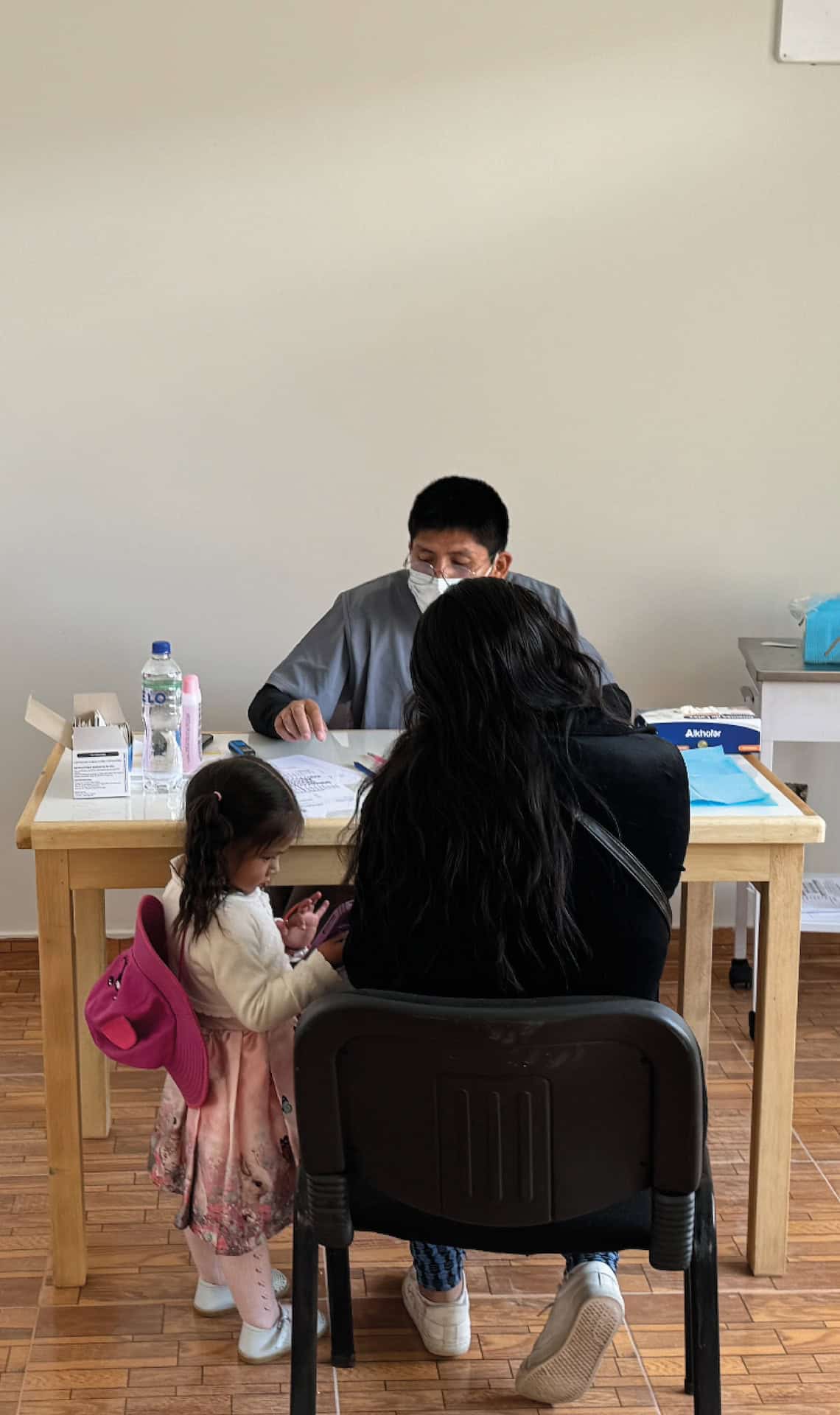 Bombero atendiendo a niña