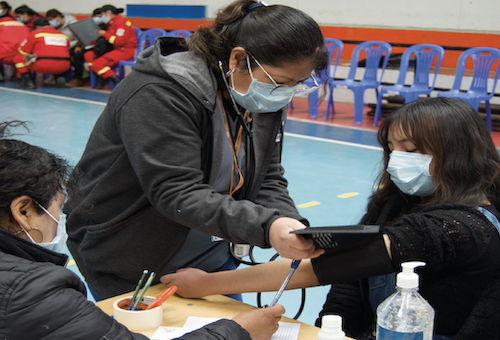 salud fisica y emocional, mujer tomando presión